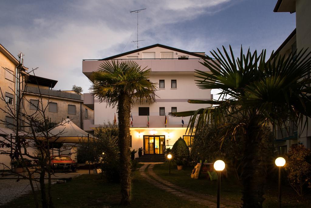 לידו די ג'סולו Albergo Ridente מראה חיצוני תמונה